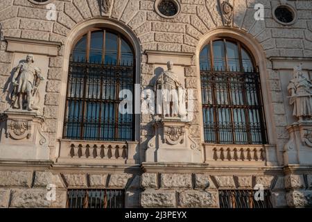 Statue di Neue Burg facciata del Palazzo di Hofburg - di Johann Koloc, Edmund von Hellmer e Rudolf Weyr, 1895 - Vienna, Austria Foto Stock