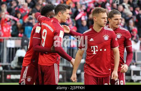 Muenchen Monaco di Baviera , Germania 9.4.2022 Robert Lewandowski del Bayern Muenchen celebra il suo punteggio FC Bayern Muenchen Football Fussball Bundesliga Saison 2021 / 2022 alla Allianz Arena © diebilderwelt / Alamy Live News Foto Stock