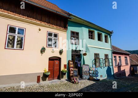 Sighisoara, Romania, 13 luglio 2021: Vecchie case dipinte di colore nel centro storico della cittadella di Sighisoara, in Transilvania (Transilvania) regi Foto Stock