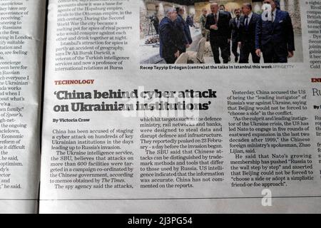 Technology news article clipping 'la Cina dietro il cyber attacco alle istituzioni ucraine' i giornale headline il 2 3 aprile 2022 Londra Regno Unito Gran Bretagna Foto Stock