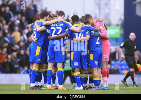 Londra, Regno Unito. 09th Apr 2022. I giocatori di AFC Wimbledon formano un huddle prima di iniziare. EFL Skybet Football League One Match, AFC Wimbledon contro MK Dons a Plow Lane a Londra sabato 9th aprile 2022. Questa immagine può essere utilizzata solo a scopo editoriale. Solo per uso editoriale, licenza richiesta per uso commerciale. Nessun uso in scommesse, giochi o un singolo club/campionato/player pubblicazioni. pic di Steffan Bowen/Andrew Orchard sport fotografia/Alamy Live news credito: Andrew Orchard sport fotografia/Alamy Live News Foto Stock
