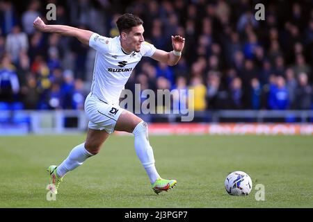 Londra, Regno Unito. 09th Apr 2022. Theo Corbeanu di MK Dons in azione durante il gioco. EFL Skybet Football League One Match, AFC Wimbledon contro MK Dons a Plow Lane a Londra sabato 9th aprile 2022. Questa immagine può essere utilizzata solo a scopo editoriale. Solo per uso editoriale, licenza richiesta per uso commerciale. Nessun uso in scommesse, giochi o un singolo club/campionato/player pubblicazioni. pic di Steffan Bowen/Andrew Orchard sport fotografia/Alamy Live news credito: Andrew Orchard sport fotografia/Alamy Live News Foto Stock