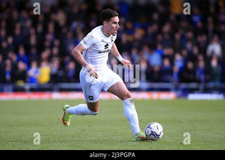 Londra, Regno Unito. 09th Apr 2022. Theo Corbeanu di MK Dons in azione durante il gioco. EFL Skybet Football League One Match, AFC Wimbledon contro MK Dons a Plow Lane a Londra sabato 9th aprile 2022. Questa immagine può essere utilizzata solo a scopo editoriale. Solo per uso editoriale, licenza richiesta per uso commerciale. Nessun uso in scommesse, giochi o un singolo club/campionato/player pubblicazioni. pic di Steffan Bowen/Andrew Orchard sport fotografia/Alamy Live news credito: Andrew Orchard sport fotografia/Alamy Live News Foto Stock