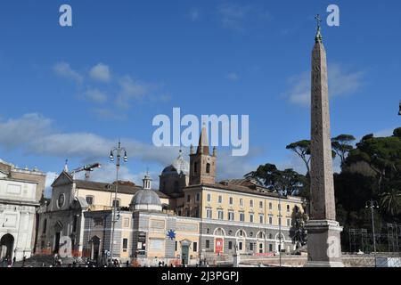 Cappella Chigi , Obelisco Flaminio, Fontana dei Leoni, e Museo Leonardo da Vinci in Piazza del Popolo, Roma, 30 novembre 2017. Foto Stock