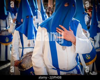 Saragozza, Spagna. 6th Apr 2012. Un uomo è visto indossare un caprirote blu (un cappello cattolico appuntito di forma conica) mentre suona un tamburo durante la processione. In Spagna, la settimana Santa si chiama 'Semana Santa' ed è celebrata con un'emozione e un'esperienza di pageantry impareggiabili. Si tratta di processioni religiose in tutto il paese, che riempiono le strade con il battito dei tamburi, fiori e sculture religiose. (Credit Image: © Ana Fernandez/SOPA Images via ZUMA Press Wire) Foto Stock