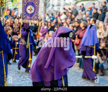 Saragozza, Spagna. 6th Apr 2012. Una vecchia donna di una delle cofradias (fraternità religiose) è vista coprire la testa con un velo viola. In Spagna, la settimana Santa si chiama 'Semana Santa' ed è celebrata con un'emozione e un'esperienza di pageantry impareggiabili. Si tratta di processioni religiose in tutto il paese, che riempiono le strade con il battito dei tamburi, fiori e sculture religiose. (Credit Image: © Ana Fernandez/SOPA Images via ZUMA Press Wire) Foto Stock