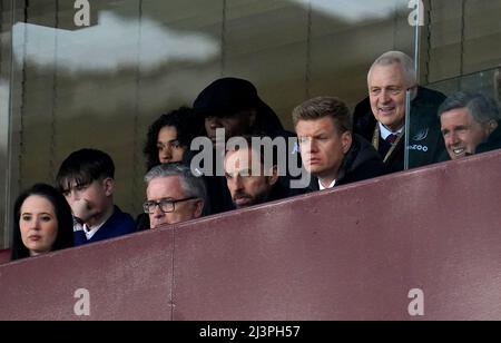 Il direttore inglese Gareth Southgate (centro), il presidente della Aston Villa Christian Purslow (a destra), l'ex giocatore Brian Little (seconda a destra) e il pundit TV Ian Taylor (in alto al centro) durante la partita della Premier League a Villa Park, Birmingham. Data foto: Sabato 9 aprile 2022. Foto Stock