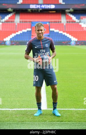 Neymar firma come nuovo giocatore dal FC Barcelona a Parigi Saint Germain con il presidente di PSG Nasser al-Khelaifi Foto Stock