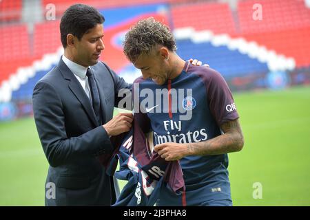 Neymar firma come nuovo giocatore dal FC Barcelona a Parigi Saint Germain con il presidente di PSG Nasser al-Khelaifi Foto Stock