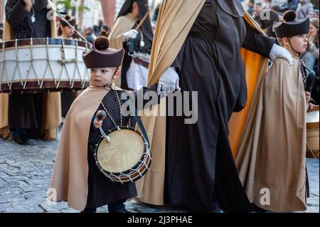 Saragozza, Spagna. 6th Apr 2012. Un bambino piccolo è visto che tiene un tamburo. In Spagna, la settimana Santa si chiama 'Semana Santa' ed è celebrata con un'emozione e un'esperienza di pageantry impareggiabili. Si tratta di processioni religiose in tutto il paese, che riempiono le strade con il battito dei tamburi, fiori e sculture religiose. (Credit Image: © Ana Fernandez/SOPA Images via ZUMA Press Wire) Foto Stock