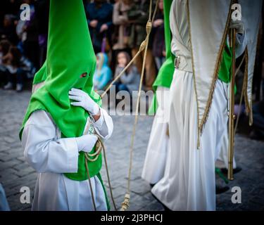 Saragozza, Spagna. 6th Apr 2012. Un bambino piccolo è visto indossare il tipico capirote (una maschera enorme per coprire i loro volti) durante le processioni. In Spagna, la settimana Santa si chiama 'Semana Santa' ed è celebrata con un'emozione e un'esperienza di pageantry impareggiabili. Si tratta di processioni religiose in tutto il paese, che riempiono le strade con il battito dei tamburi, fiori e sculture religiose. (Credit Image: © Ana Fernandez/SOPA Images via ZUMA Press Wire) Foto Stock