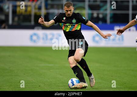 Milano, Italia. 09th Apr 2022. Edin Dzeko del FC Internazionale durante la Serie Una partita di calcio tra il FC Internazionale e l'Hellas Verona allo stadio San Siro di Milano (Italia), 9th aprile 2021. Foto Andrea Staccioli/Insidefoto Credit: Ininsidefoto srl/Alamy Live News Foto Stock