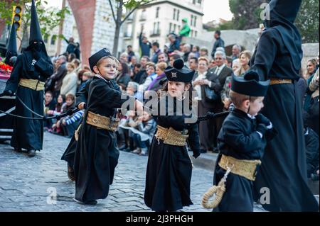 Saragozza, Spagna. 6th Apr 2012. I bambini membri di una delle 'cofradias' (fraternità) sono visti camminare lungo le strade durante la processione. In Spagna, la settimana Santa si chiama 'Semana Santa' ed è celebrata con un'emozione e un'esperienza di pageantry impareggiabili. Si tratta di processioni religiose in tutto il paese, che riempiono le strade con il battito dei tamburi, fiori e sculture religiose. (Credit Image: © Ana Fernandez/SOPA Images via ZUMA Press Wire) Foto Stock