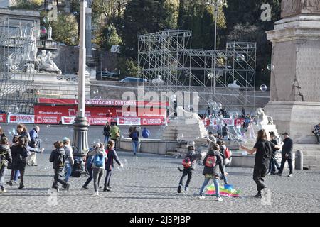 I bambini corrono e giocano mentre inseguono le bolle in Piazza del Popolo, Roma, Italia, 30 novembre 2017. Foto Stock