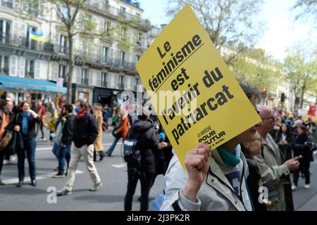 Marche pour le futur entre la Place de la bastille et celle de la république. Antifas et gilets en tête de cortège les assos et ONG suivent tranquillille Foto Stock