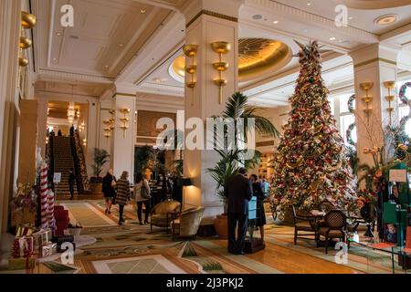 CHICAGO, ILLINOIS, STATI UNITI d'AMERICA - DEC 11, 2015: Lussuosa lobby dell'hotel decorata in modo festivo nel periodo fino a Natale Foto Stock