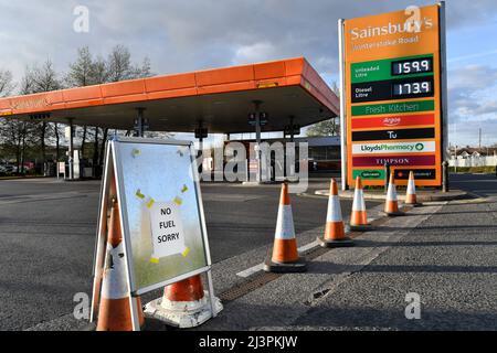 Bristol, Regno Unito. 9th aprile 2022. Il distributore di benzina Sainsbury di Winterstoke Road a Bristol ha esaurito il carburante ed è chiuso con coni e un cartello che blocca l’ingresso. Picture Credit: Graham Hunt/Alamy Live News Foto Stock