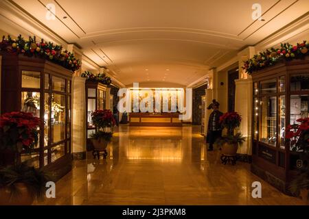 CHICAGO, ILLINOIS, STATI UNITI d'AMERICA - DEC 11, 2015: Lussuosa lobby dell'hotel decorata in modo festivo nel periodo fino a Natale Foto Stock