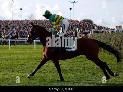 Minella Times e jockey Rachael Blackmore durante il Randox Grand National handicap Chase durante la Grand National Day del Randox Health Grand National Festival 2022 all'ippodromo di Aintree, Liverpool. Data foto: Sabato 9 aprile 2022. Foto Stock