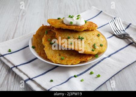 Boxty Irish Potato Pancakes fatto in casa su un piatto, vista laterale. Foto Stock