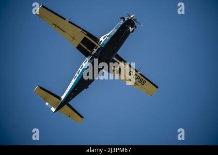 Cessna 208b Grand Caravan G-CPSS velivolo leggero che sale poco dopo il decollo Foto Stock