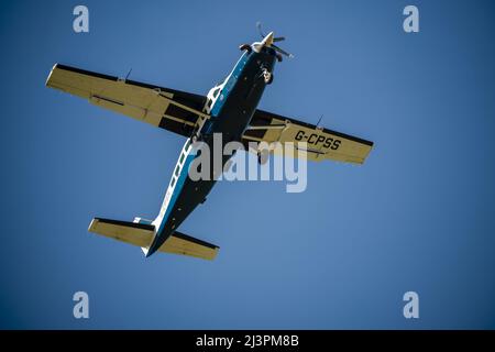 Cessna 208b Grand Caravan G-CPSS velivolo leggero che sale poco dopo il decollo Foto Stock