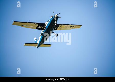 Cessna 208b Grand Caravan G-CPSS velivolo leggero che sale poco dopo il decollo Foto Stock