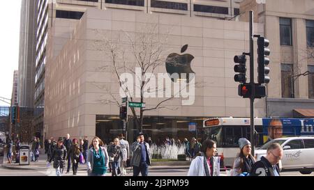 CHICAGO, ILLINOIS, STATI UNITI - DEC 11, 2015: I pedoni attraversano Michigan Avenue presso l'Apple Store originale Foto Stock