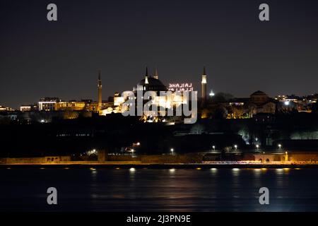 Grande moschea di Hagia Sophia (in turco: Ayasofya-i Kebir Cami-i Serifi) . Moschea con Mahya sul Ramadan. Tra i minareti della Santa Sophia Grand M Foto Stock