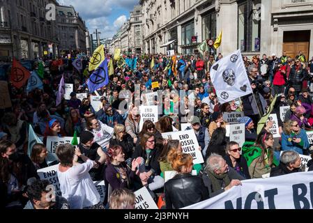 Oxford Street, Londra, Regno Unito. 9th Apr 2022. I manifestanti di estinzione della ribellione si riuniscono a Londra prima di un periodo di azioni di resistenza civile che potrebbero causare disagi nella città e oltre, per protestare contro le presunte cause del cambiamento climatico. Si sono seduti giù, hanno bloccato Oxford Street e marciato giù Regent Street. Foto Stock