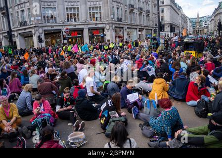 Oxford Street, Londra, Regno Unito. 9th Apr 2022. I manifestanti di estinzione della ribellione si riuniscono a Londra prima di un periodo di azioni di resistenza civile che potrebbero causare disagi nella città e oltre, per protestare contro le presunte cause del cambiamento climatico. Si sono seduti giù, hanno bloccato Oxford Street e marciato giù Regent Street. Foto Stock