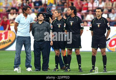 Milano Italia 2005-05-31, Diego Armando Maradona e Paolo Maldini, 'Partita del cuore', incontro di beneficenza tra i cantanti nazionali e il Golden Team for Children Foto Stock