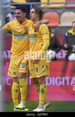 FROSINONE, ITALIA - Marzo 9 : Alessio Zerbin (24) di Frosinone festeggia con i suoi compagni di squadra dopo aver raggiunto il traguardo durante la partita di calcio tra Frosinone e Cremonese allo Stadio Benito Stirpe il 9,2022 marzo a Frosinone Italia Foto Stock