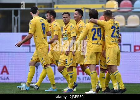 FROSINONE, ITALIA - Marzo 9 : Alessio Zerbin (24) di Frosinone festeggia con i suoi compagni di squadra dopo aver raggiunto il traguardo durante la partita di calcio tra Frosinone e Cremonese allo Stadio Benito Stirpe il 9,2022 marzo a Frosinone Italia Foto Stock