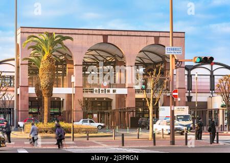 kyushu, giappone - 09 2021 dicembre: Ingresso nord della stazione ferroviaria di Sasebo nella prefettura di Nagasaki con taxi in attesa di passeggeri in rotazione Foto Stock