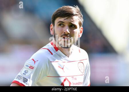 LONDRA, REGNO UNITO. APRILE 9th Liam Kitching di Barnsley guarda avanti durante la partita del Campionato Sky Bet tra Millwall e Barnsley al Den, Londra sabato 9th aprile 2022. (Credit: Ivan Yordanov | MI News) Credit: MI News & Sport /Alamy Live News Foto Stock