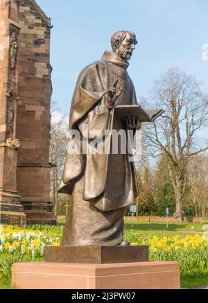 Statua di San Ciad fuori dalla Cattedrale di Lichfield, Lichfield, Staffordshire, Inghilterra, Regno Unito Foto Stock