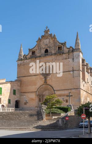 Felanitx, Spagna; aprile 07 2022: Facciata principale della chiesa parrocchiale di Sant Miquel, nella città maiorca di Felanitx, Spagna Foto Stock