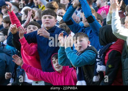 9th aprile 2022, Tannadice Park, Dundee, Scozia: Calcio della premiership scozzese, Dundee United contro Dundee; i tifosi di Dundee si nascondono dietro la loro squadra Foto Stock