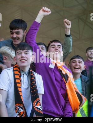 9th aprile 2022, Tannadice Park, Dundee, Scozia: Calcio della premiership scozzese, Dundee United contro Dundee; i tifosi Dundee United si fanno dietro la loro squadra Foto Stock