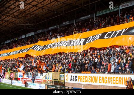 9th aprile 2022, Tannadice Park, Dundee, Scozia: Calcio della premiership scozzese, Dundee United contro Dundee; i fan di Dundee United svelano le bandiere Foto Stock