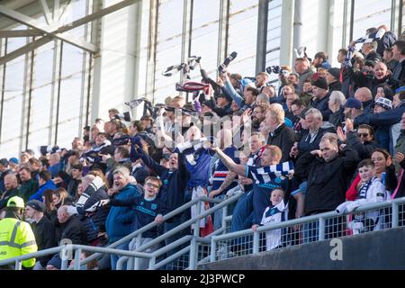 9th aprile 2022, Tannadice Park, Dundee, Scozia: Calcio della premiership scozzese, Dundee United contro Dundee; i tifosi di Dundee si nascondono dietro la loro squadra Foto Stock