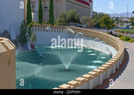 Nevada USA 09-04-21 ricreare un castello medievale, un piccolo fossato difensivo pieno di acqua decorano l'Excalibur situato al 3850 S Las Vegas Blvd. Foto Stock