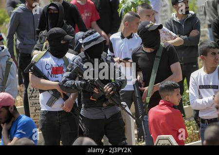 Jenin, Palestina. 09th Apr 2022. I pistoleri palestinesi partecipano alla cerimonia funebre di Ahmad al-Saadi, 24, che è stato ucciso durante un raid lanciato dall'esercito israeliano nel campo profughi di Jenin in Cisgiordania. Fonti mediche palestinesi hanno detto che 15 palestinesi sono stati feriti durante questo raid. Credit: SOPA Images Limited/Alamy Live News Foto Stock
