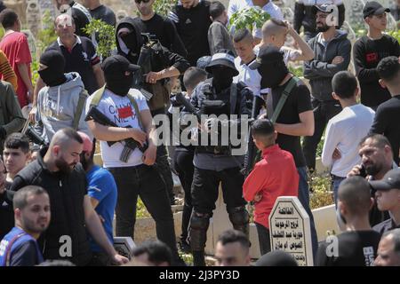 Jenin, Palestina. 09th Apr 2022. I pistoleri palestinesi partecipano alla cerimonia funebre di Ahmad al-Saadi, 24, che è stato ucciso durante un raid lanciato dall'esercito israeliano nel campo profughi di Jenin in Cisgiordania. Fonti mediche palestinesi hanno detto che 15 palestinesi sono stati feriti durante questo raid. Credit: SOPA Images Limited/Alamy Live News Foto Stock