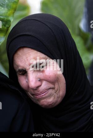Jenin, Palestina. 09th Apr 2022. Parente palestinese Ahmed al-Saadi, 24 anni, pianse durante i suoi funerali. Ahmad al-Saadi è stato ucciso durante un raid dell'esercito israeliano nel campo profughi di Jenin in Cisgiordania. Fonti mediche palestinesi hanno detto che 15 palestinesi sono stati feriti durante il raid. Credit: SOPA Images Limited/Alamy Live News Foto Stock