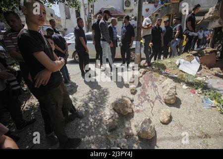 Jenin, Palestina. 09th Apr 2022. (NOTA DEI REDATTORI: L'immagine contiene contenuti grafici) i palestinesi ispezionano il luogo in cui il palestinese Ahmed al-Saadi, di 24 anni, è stato ucciso dall'esercito israeliano durante il suo raid sul campo profughi di Jenin nella città di Nablus in Cisgiordania. Fonti mediche palestinesi hanno detto che 15 palestinesi sono stati feriti durante questo raid. Credit: SOPA Images Limited/Alamy Live News Foto Stock