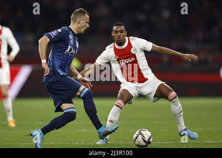 AMSTERDAM - (lr) Lennart Thy di Sparta Rotterdam, Ryan Gravenberch di Ajax durante la partita olandese Erevisione tra Ajax e Sparta Rotterdam alla Johan Cruijff Arena il 9 aprile 2022 ad Amsterdam, Paesi Bassi. ANP MAURICE VAN STEEN Foto Stock