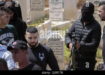 Jenin, Palestina. 09th Apr 2022. I pistoleri palestinesi partecipano alla cerimonia funebre di Ahmad al-Saadi, 24, che è stato ucciso durante un raid lanciato dall'esercito israeliano nel campo profughi di Jenin in Cisgiordania. Fonti mediche palestinesi hanno detto che 15 palestinesi sono stati feriti durante questo raid. (Foto di Nasser Ishtayeh/SOPA Images/Sipa USA) Credit: Sipa USA/Alamy Live News Foto Stock