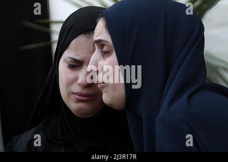 Jenin, Palestina. 09th Apr 2022. I parenti del palestinese Ahmed al-Saadi, 24 anni, piangono durante i suoi funerali. Ahmad al-Saadi è stato ucciso durante un raid dell'esercito israeliano nel campo profughi di Jenin in Cisgiordania. Fonti mediche palestinesi hanno detto che 15 palestinesi sono stati feriti durante il raid. (Foto di Nasser Ishtayeh/SOPA Images/Sipa USA) Credit: Sipa USA/Alamy Live News Foto Stock